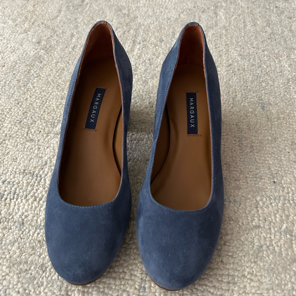 Margaux Classic Light Blue Suede Heels
Never worn
Size 38 W